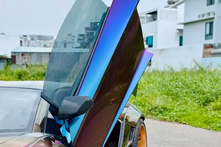 Được biết, chủ nhân đầu tiên của Lamborghini Aventador Limited Edition 50 độ gần 3 tỷ đồng cho siêu xe này, 1 số tiền khá khủng, có thể mua được các xe thể thao, SUV hạng sang.