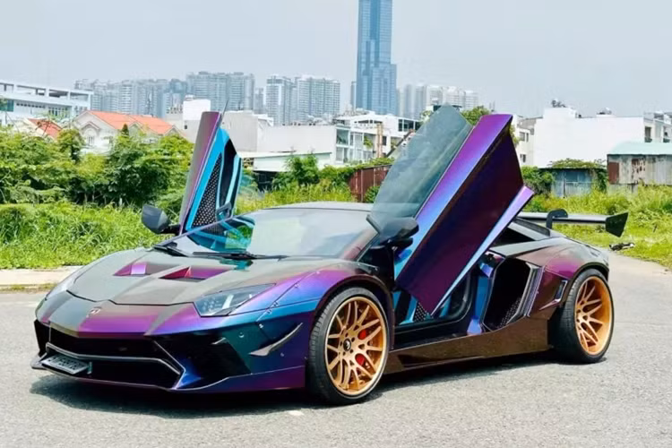 Mới đây, một chiếc siêu xe Lamborghini Aventador LP700-4 độ Liberty Walk có tên gọi Lamborghini Aventador Limited Edition 50, đã tái xuất trở lại TP HCM sau nhiều năm định cư ở Hà Nội, đã nhận được sự quan tâm không nhỏ của giới mê xe trong nước.