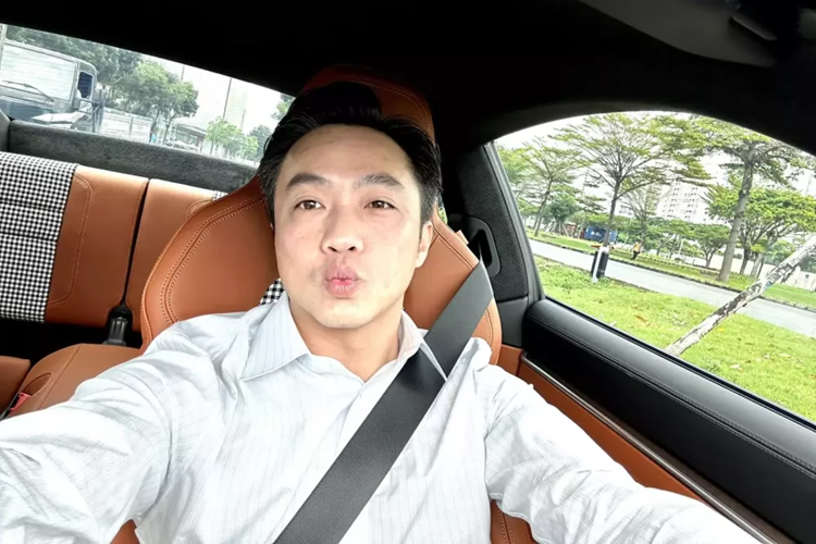 Cụ thể, trong bức ảnh về xe đầu tiên trong năm 2024 này, chồng của Đàm Thu Trang đã đăng tải bức ảnh chụp cùng Porsche 911 Sport Classic 2023 số sàn trên 1 con đường ven biển với nội dung "Năm nay sẽ cố gắng đi nhiều hơn năm trước vì càng đi thì càng học hỏi được nhiều".