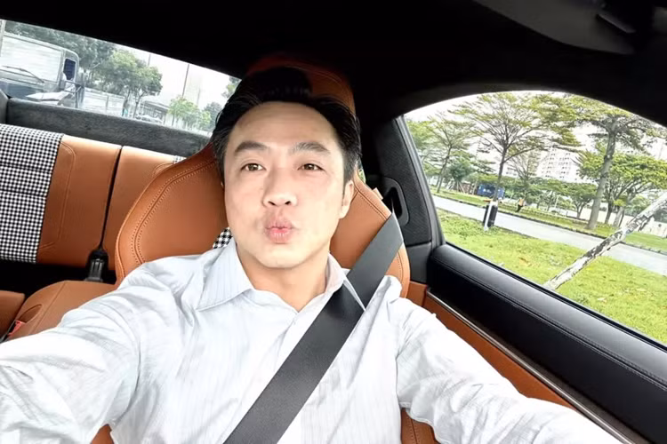 Cụ thể, trong bức ảnh về xe đầu tiên trong năm 2024 này, chồng của Đàm Thu Trang đã đăng tải bức ảnh chụp cùng Porsche 911 Sport Classic 2023 số sàn trên 1 con đường ven biển với nội dung "Năm nay sẽ cố gắng đi nhiều hơn năm trước vì càng đi thì càng học hỏi được nhiều".