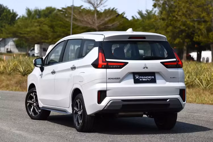 Đây là giá bán ưu đãi được áp dụng đến hết ngày 7/4/2024. Sau thời điểm đó, giá Xpander HEV tăng lên 933.000 Baht (641 triệu đồng) và 961.000 Baht (660 triệu) với Xpander Cross HEV. Như vậy, nếu bán ở Việt Nam trong tương lai, Mitsubishi Xpander HEV và Xpander Cross HEV 2024 dự kiến sẽ không rẻ.