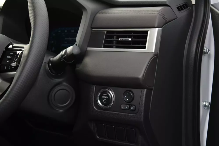 Trong khi đó, trang bị an toàn của xe vẫn rất cơ bản với 2 túi khí trước, hệ thống chống bó cứng phanh ABS, phân bổ lực phanh điện tử EBD, trợ lực phanh BA, hỗ trợ khởi hành ngang dốc, cân bằng điện tử, camera lùi và hệ thống chống trượt.