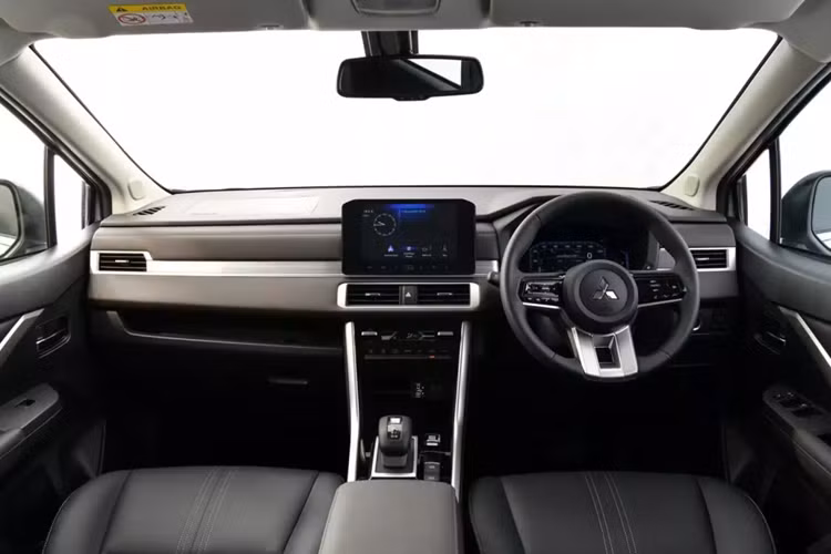 Tiếp đến là vô lăng chỉnh 4 hướng, tích hợp một số phím chức năng, vô lăng/cần số bọc da, bảng đồng hồ với màn hình đa thông tin 4,2 inch... Màn hình cảm ứng trung tâm 9 inch, hỗ trợ Apple CarPlay/Android Auto, hệ thống âm thanh 6 loa. Cổng USB Type A/Type C, nguồn điện 12V.