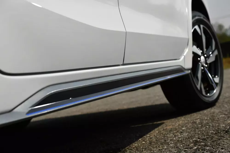 Trong khi đó, hệ thống treo mới khiến khoảng sáng gầm giảm 10 mm. Xe cũng có thêm hệ thống trợ lực lái điện mới và nhiều vật liệu cách âm hơn.