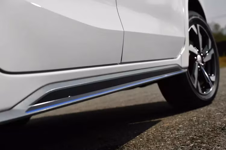 Trong khi đó, hệ thống treo mới khiến khoảng sáng gầm giảm 10 mm. Xe cũng có thêm hệ thống trợ lực lái điện mới và nhiều vật liệu cách âm hơn.