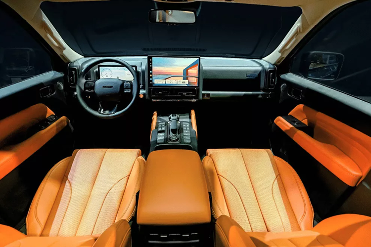 Hệ thống điều khiển nhận dạng giọng nói hỗ trợ đa phương tiện, dẫn đường, điện thoại, điều hòa không khí, cửa sổ trời, cửa sổ và ghế ngồi. Ngoài ra còn có 45 ngăn chứa đồ trên xe.