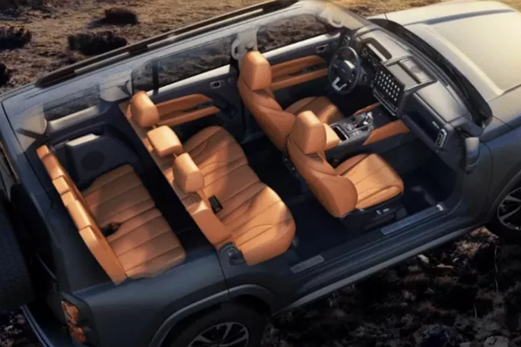 Ghế ngồi đã được nâng cấp với nhiều đệm hơn và đệm ghế đã được kéo dài để hỗ trợ chân tốt hơn. Kích thước cốp xe của phiên bản năm chỗ ngồi là 791 lít và có thể mở rộng lên 1.814 lít khi hàng ghế thứ hai được gập phẳng. Buồng lái vẫn không thay đổi so với phiên bản chạy bằng xăng, được trang bị bảng điều khiển 10,25 inch và màn hình điều khiển trung tâm 14,6 inch.