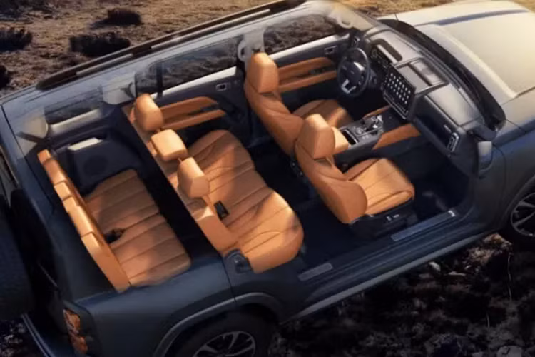 Ghế ngồi đã được nâng cấp với nhiều đệm hơn và đệm ghế đã được kéo dài để hỗ trợ chân tốt hơn. Kích thước cốp xe của phiên bản năm chỗ ngồi là 791 lít và có thể mở rộng lên 1.814 lít khi hàng ghế thứ hai được gập phẳng. Buồng lái vẫn không thay đổi so với phiên bản chạy bằng xăng, được trang bị bảng điều khiển 10,25 inch và màn hình điều khiển trung tâm 14,6 inch.