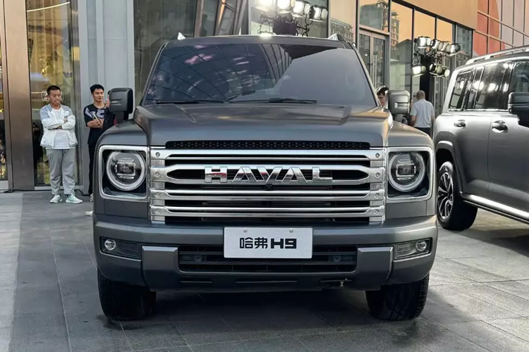 Người tiêu dùng có thể lựa chọn từ 4 màu sơn ngoại thất bao gồm trắng, đen, xám và xanh lá cây. Có 13 chức năng hỗ trợ lái xe nâng cao cấp độ 2 như nhận dạng biển báo giao thông, cảnh báo va chạm phía sau và phanh khẩn cấp tự động cho người đi bộ, xe đạp, phương tiện và tại ngã tư, v.v.