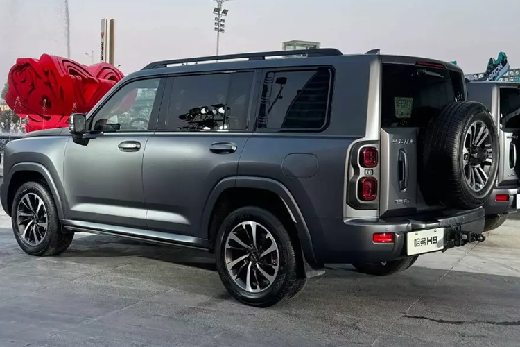 Ngoại hình và cấu hình tương đồng với phiên bản chạy bằng xăng thế hệ thứ hai. Cả hai kiểu bố trí 5 và 7 chỗ ngồi vẫn được cung cấp. Mặt trước được thiết kế với lưới tản nhiệt hình chữ nhật và đèn pha tròn. Trụ A sử dụng góc đón gió 39,3° để giảm tiếng ồn của gió.