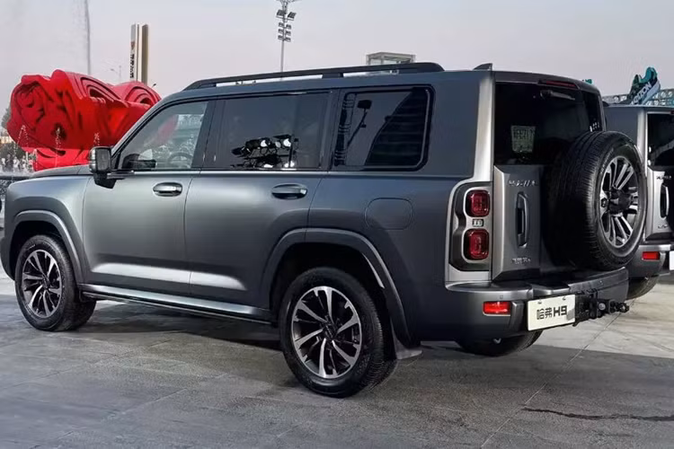 Ngoại hình và cấu hình tương đồng với phiên bản chạy bằng xăng thế hệ thứ hai. Cả hai kiểu bố trí 5 và 7 chỗ ngồi vẫn được cung cấp. Mặt trước được thiết kế với lưới tản nhiệt hình chữ nhật và đèn pha tròn. Trụ A sử dụng góc đón gió 39,3° để giảm tiếng ồn của gió.