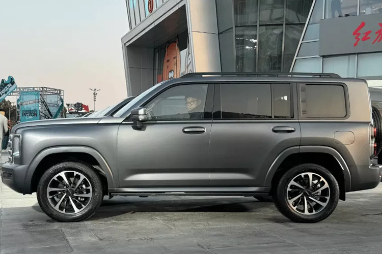 Có 7 chế độ lái được hỗ trợ, cụ thể là tiêu chuẩn, thể thao, tiết kiệm, 4L, cát, bùn và tuyết. Về mặt kiểm soát động lực học của xe, khi lái xe trên đường trơn trượt hoặc vào cua, khi đánh lái quá mức, bánh trước bên ngoài sẽ phanh; khi thiếu lái, bánh sau bên trong sẽ phanh để loại bỏ hiện tượng trượt xe, duy trì độ ổn định.