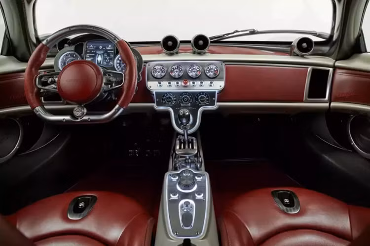 Để thận trọng, hãng đã bắt đầu sử dụng khuôn sợi carbon mới và sẽ khắc phục tất cả các xe hiện đang sản xuất và những xe đã giao cho khách hàng.