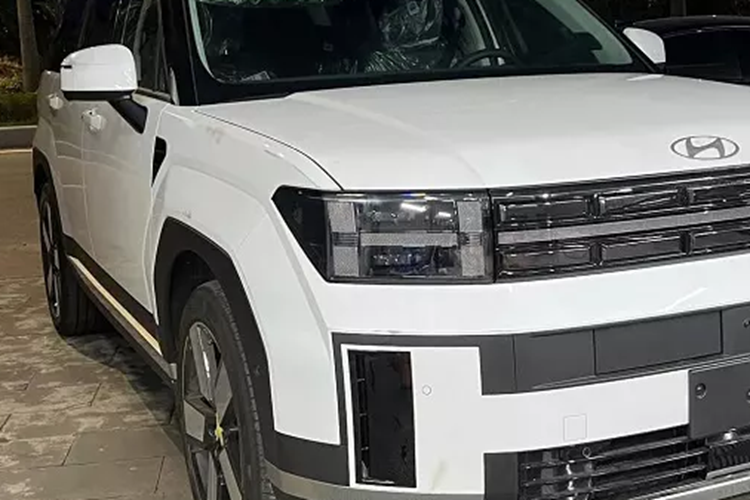 Bên trong xe, Hyundai SantaFe 2025 sở hữu nội thất bọc da, ghế trước chỉnh điện/sưởi/làm mát, bảng đồng hồ kỹ thuật số và màn hình cảm ứng trung tâm cùng có kích thước 12,3 inch, kết nối Apple CarPlay/Android Auto, hệ thống âm thanh 6 loa, 1 sạc điện thoại không dây, điều hòa tự động, cửa sổ trời kép tiêu chuẩn.