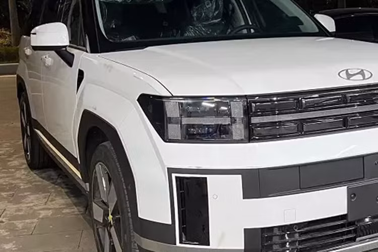 Bên trong xe, Hyundai SantaFe 2025 sở hữu nội thất bọc da, ghế trước chỉnh điện/sưởi/làm mát, bảng đồng hồ kỹ thuật số và màn hình cảm ứng trung tâm cùng có kích thước 12,3 inch, kết nối Apple CarPlay/Android Auto, hệ thống âm thanh 6 loa, 1 sạc điện thoại không dây, điều hòa tự động, cửa sổ trời kép tiêu chuẩn.