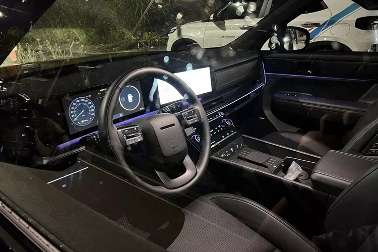 Bên cạnh đó, xe còn có những trang bị ngoại thất đáng chú ý như hệ thống đèn LED, đèn pha/gạt mưa tự động, gương chiếu hậu chỉnh điện/gập điện/sấy, cửa cốp chỉnh điện, vành 20 inch ở bản tiêu chuẩn và 21 inch ở bản Turbo.