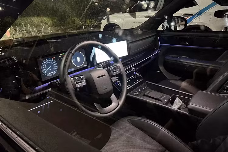 Bên cạnh đó, xe còn có những trang bị ngoại thất đáng chú ý như hệ thống đèn LED, đèn pha/gạt mưa tự động, gương chiếu hậu chỉnh điện/gập điện/sấy, cửa cốp chỉnh điện, vành 20 inch ở bản tiêu chuẩn và 21 inch ở bản Turbo.