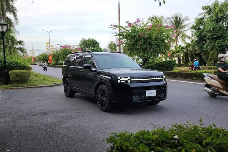 Hiện những thông tin kể trên vẫn chưa được hãng chính thức xác nhận. Chỉ biết rằng Hyundai SantaFe 2025 sẽ tiếp tục được lắp ráp tại Việt Nam. Do đó, xe sẽ được hỗ trợ 50% lệ phí trước bạ trong 3 tháng, kể từ ngày 1/9 đến hết ngày 30/11/2024.