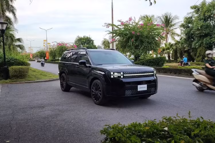 Hiện những thông tin kể trên vẫn chưa được hãng chính thức xác nhận. Chỉ biết rằng Hyundai SantaFe 2025 sẽ tiếp tục được lắp ráp tại Việt Nam. Do đó, xe sẽ được hỗ trợ 50% lệ phí trước bạ trong 3 tháng, kể từ ngày 1/9 đến hết ngày 30/11/2024.