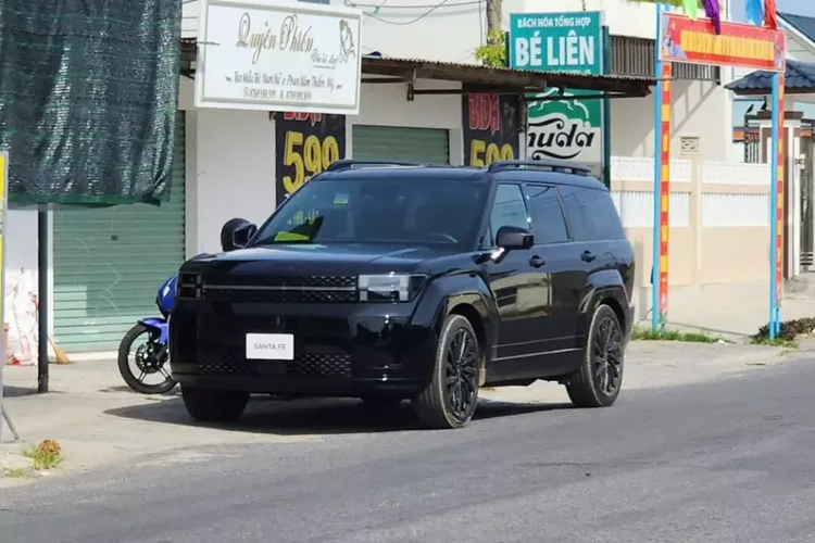 Những chiếc Hyundai SantaFe 2025 lăn bánh tại Việt Nam chỉ có 2 màu sơn là đen và trắng. Đồng thời, hai chiếc xe này sở hữu thiết kế ngoại thất không hoàn toàn giống nhau. Sự khác biệt giữa 2 chiếc xe nằm ở thiết kế lưới tản nhiệt, hốc gió trung tâm và vành la-zăng. Điều này chứng tỏ 2 chiếc xe thuộc các phiên bản khác nhau.