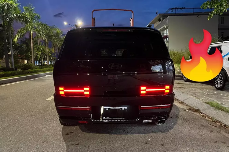 Trong khi đó, ghế bọc da Nappa, ghế lái nhớ vị trí, màn hình hiển thị thông tin kính lái HUD, 2 sạc điện thoại không dây và hệ thống âm thanh Bose chỉ dành cho bản cao cấp.