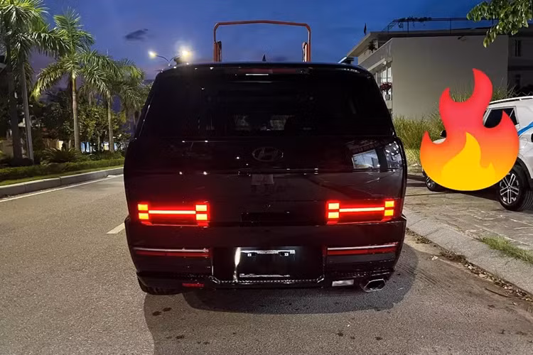 Trong khi đó, ghế bọc da Nappa, ghế lái nhớ vị trí, màn hình hiển thị thông tin kính lái HUD, 2 sạc điện thoại không dây và hệ thống âm thanh Bose chỉ dành cho bản cao cấp.