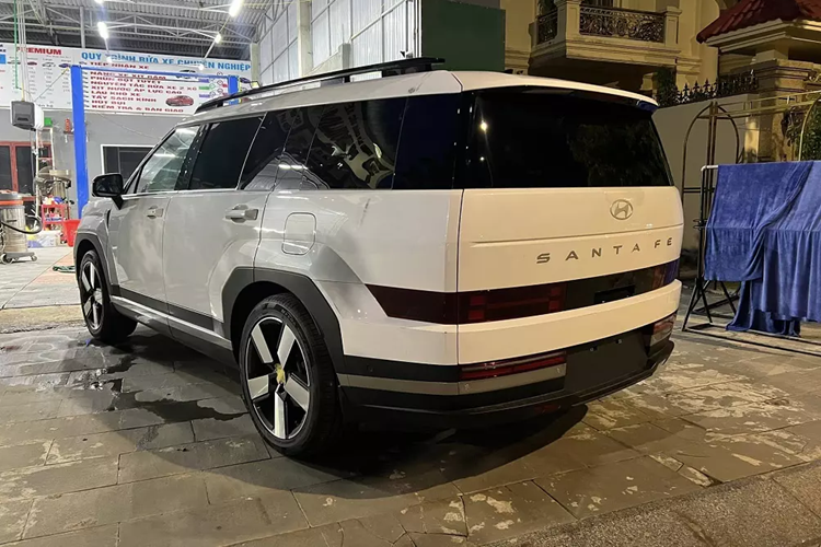 Nhiều khả năng chiếc Hyundai SantaFe 2025 màu đen sẽ thuộc phiên bản cao cấp. Trong khi đó, chiếc màu trắng thuộc phiên bản thấp hơn. Theo tin đồn, Hyundai SantaFe 2025 tại Việt Nam sẽ có 3 phiên bản, bao gồm Xăng tiêu chuẩn, Xăng cao cấp và Turbo.