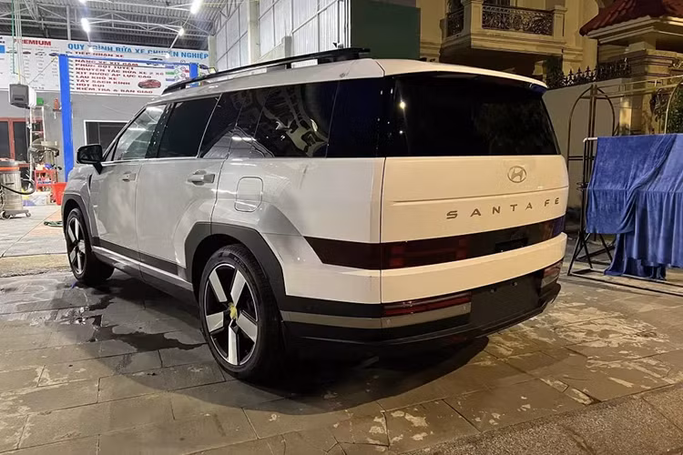 Nhiều khả năng chiếc Hyundai SantaFe 2025 màu đen sẽ thuộc phiên bản cao cấp. Trong khi đó, chiếc màu trắng thuộc phiên bản thấp hơn. Theo tin đồn, Hyundai SantaFe 2025 tại Việt Nam sẽ có 3 phiên bản, bao gồm Xăng tiêu chuẩn, Xăng cao cấp và Turbo.