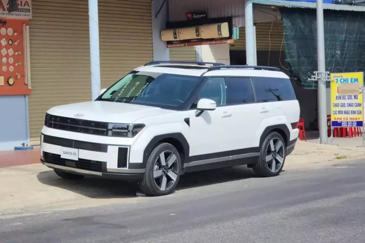 Theo thông tin từ đại lý, Hyundai SantaFe 2025 tại Việt Nam sẽ chính thức được ra mắt thị trường trong quý III năm nay, có thể là tháng 9 hoặc tháng 10. Trước thời điểm đó, những chiếc Hyundai SantaFe thế hệ mới đã bất ngờ lộ diện trần trụi trên đường phố Việt Nam.
