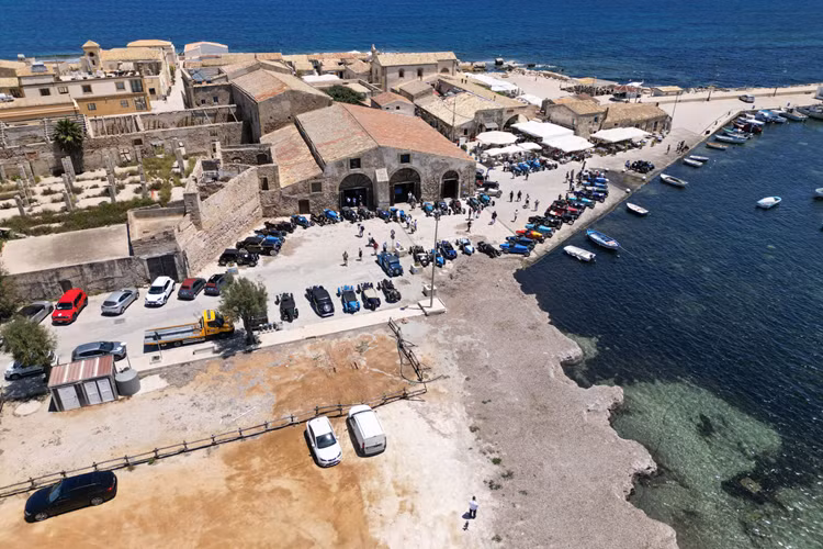 Nhà hát thể hiện nguồn gốc Hy Lạp của Sicily và tầm quan trọng về văn hóa của đảo này trải dài hơn 2.000 năm. Vào ngày cuối, đoàn xe đã đi qua vùng nội địa Sicilia đẹp như tranh vẽ, nơi những người tham gia được truyền cảm hứng từ nghề thủ công bậc thầy của địa phương trong những lần dừng chân.