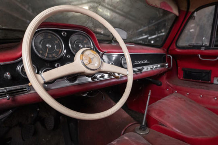 Mercedes-Benz 300 SL 300SL Alloy Gullwing được trang bị động cơ nâng cấp tạo ra công suất 240 mã lực, mạnh hơn 20 mã lực so với động cơ xăng sáu xi-lanh thẳng hàng, trục cam đơn trên phiên bản tiêu chuẩn.