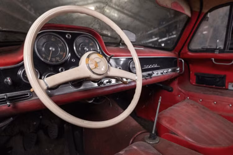 Mercedes-Benz 300 SL 300SL Alloy Gullwing được trang bị động cơ nâng cấp tạo ra công suất 240 mã lực, mạnh hơn 20 mã lực so với động cơ xăng sáu xi-lanh thẳng hàng, trục cam đơn trên phiên bản tiêu chuẩn.