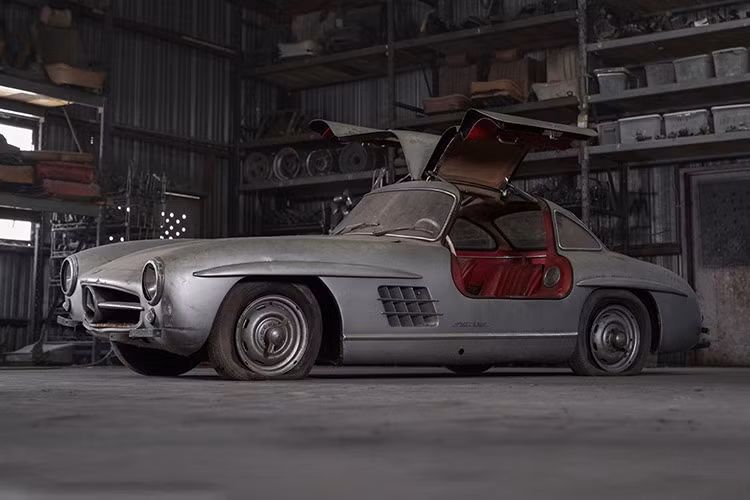 Tại thời điểm ra mắt, 300 SL là mẫu xe thương mại nhanh nhất thế giới. Sotheby’s kỳ vọng chiếc Mercedes-Benz 300 SL 300SL Alloy Gullwing sẽ được chốt giá thành công ở mức 4,5-6 triệu USD (khoảng 114-150 tỷ đồng).