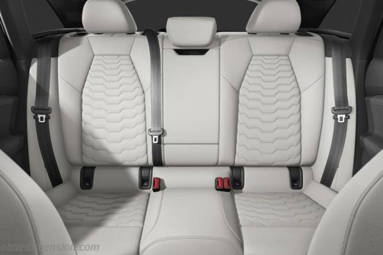 Ngoài ra, xe còn có một màn hình thứ ba hỗ trợ điều khiển đa chức năng. Những tiện nghi nổi bật khác có hệ thống điều hòa tự động 4 vùng, ghế ngồi chỉnh điện và nhớ vị trí.