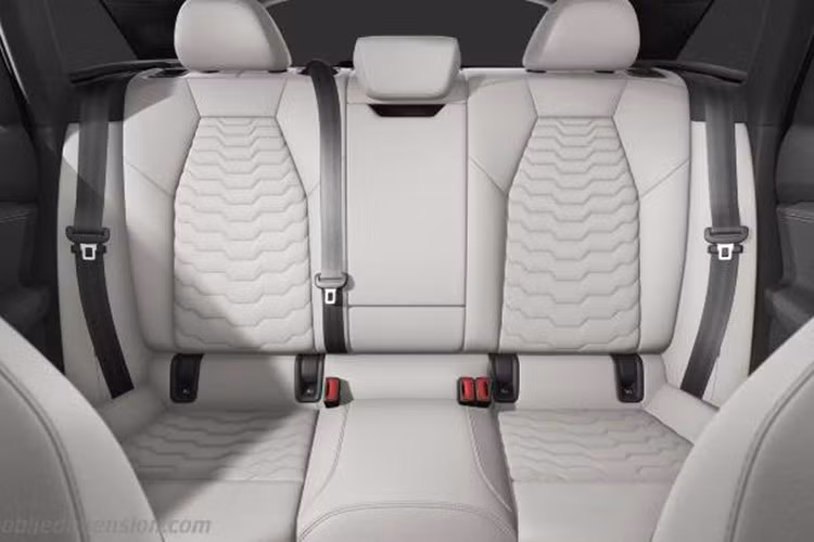 Ngoài ra, xe còn có một màn hình thứ ba hỗ trợ điều khiển đa chức năng. Những tiện nghi nổi bật khác có hệ thống điều hòa tự động 4 vùng, ghế ngồi chỉnh điện và nhớ vị trí.