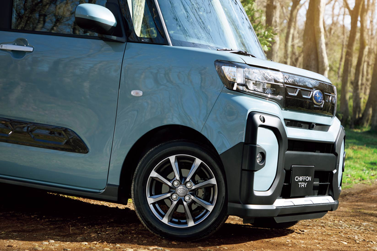 So với các cấu hình còn lại của dòng Chiffon, chiếc Chiffon Try thể hiện sự khác biệt với ngoại hình đi theo phong cách xe địa hình. Xe có nhiều điểm nhấn nổi bật như lớp ốp thân bằng nhựa, tấm chắn giả màu bạc và lưới tản nhiệt được thiết kế lại. Giá nóc và ốp bên hông càng khiến chiếc xe trở nên phù hợp với hình ảnh phương tiện đi dã ngoại.
