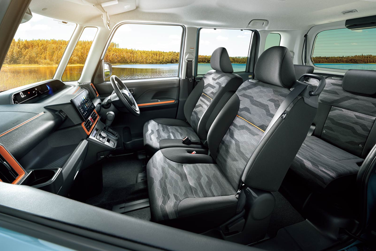 Có kích thước tí hon với chiều dài 3.396 mm, rộng 1.476 mm và cao 1.775 mm, bên trong nội thất Subaru Chiffon Try vẫn đủ không gian cho 2 hàng ghế và 4 chỗ ngồi tương đối thoải mái, ít nhất là với vóc dáng người Á Đông.