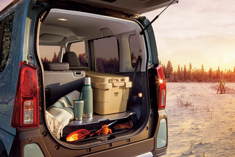 Không gian nội thất bên trong chiếc Chiffon Try không có quá nhiều thay đổi so với các bản trước đây nhưng Subaru đã thêm vào các chi tiết như điểm nhấn màu cam và mặt sau ghế ngồi chống thấm nước. Hệ thống thông tin giải trí được điều khiển thông qua màn hình trung tâm 9 inch.