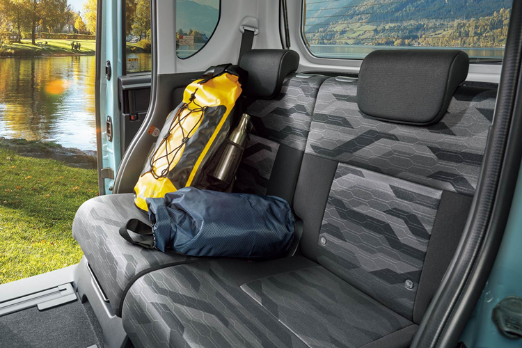 Ghế người lái có thể trượt lên-xuống 533 mm, ghế hành khách trước dịch chuyển được 381 mm và có thể gập phẳng giúp xe dễ dàng chứa các vật dụng dài, ghế sau cũng có khả năng trượt 240 mm giúp tối ưu hóa không gian chứa đồ hoặc không gian để chân cho hành khách