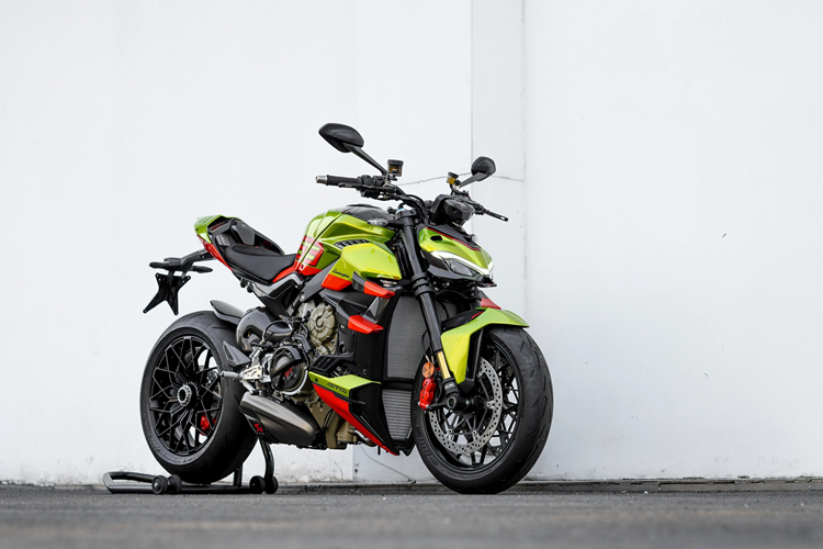 Vì thế, khi về đến Việt Nam, giá xe Ducati Streetfighter V4 Lamborghini được dự kiến phải trên 2,4 tỷ đồng, ngang hoặc cao hơn Mercedes-Benz C-Class, BMW X3 hay Honda Civic Type R 2023 chính hãng.