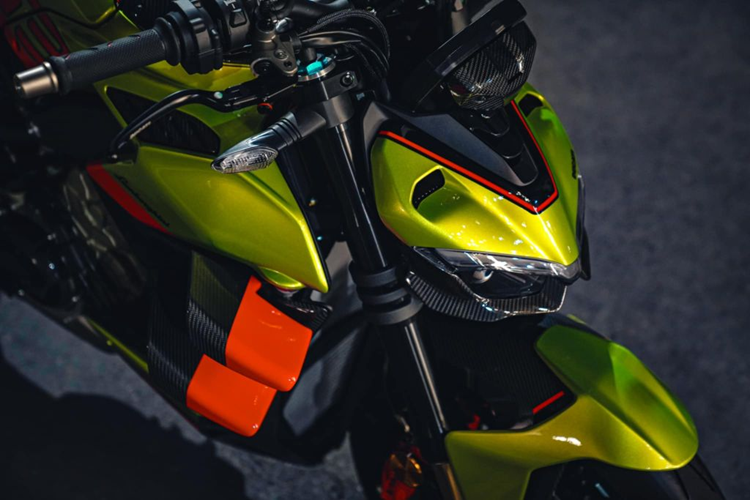 Về Ducati Streetfighter V4 Lamborghini, mẫu siêu mô tô này dựa trên cảm hứng về mẫu siêu xe Huracan STO, xe có tấm chắn bùn trước, vỏ bình xăng, phần đuôi xe, các thành phần mới, cùng bộ thông gió mô tả như của siêu xe Huracan STO. Bên cạnh là logo STO cũng xuất hiện trên xe Ducati Streetfighter V4 Lamborghini.