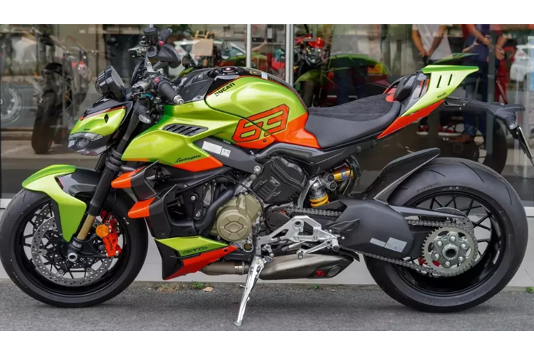 Sau chiếc Ducati Streetfighter V4 Lamborghini của đại gia Quốc Vũ, đến nay đã lộ ảnh thêm 2 xe khác về Việt Nam, tất cả đều có đồng phục màu xanh lá cây rất nổi bật. Điều này đã cho thấy sự chịu chơi rất lớn của 3 biker Việt.