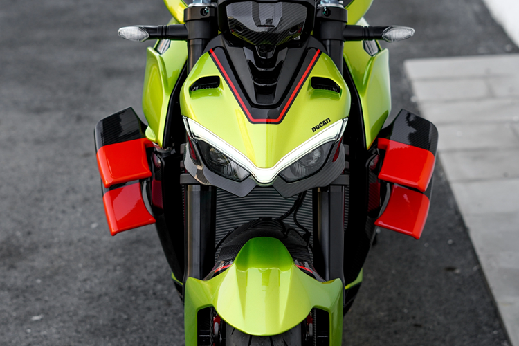 Gần đây, giới biker trong nước đã khá bất ngờ trước việc đã có 1 xe Ducati Streetfighter V4 Lamborghini về Việt Nam, và chủ nhân chính là chồng của hot mom - ca sĩ Đoàn di Băng.