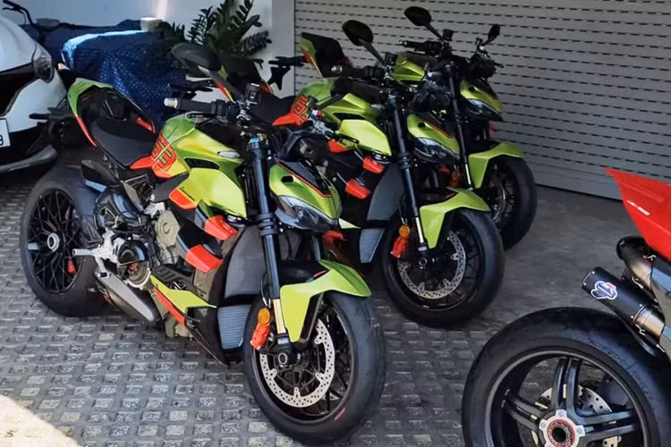  Ducati Streetfighter V4 Lamborghini 2024 mới là dòng siêu môtô bản giới hạn, với việc sản xuất chỉ đúng 630 chiếc trên toàn thế giới. Chiếc xe này được lấy cảm hứng từ siêu xe Lamborghini Huracan STO, vì thế, đã nhanh chóng nhận được sự quan tâm của không chỉ các biker mà còn các tay chơi siêu xe.