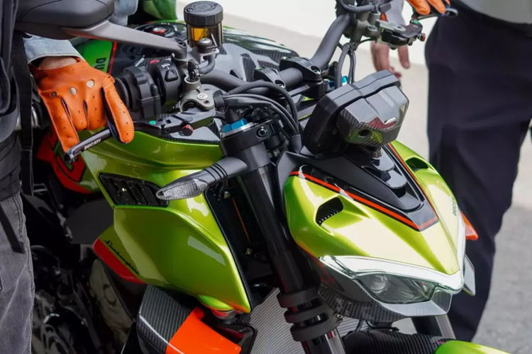 Lý do là Ducati Streetfighter V4 Lamborghini có giá bán khá đắt đỏ, tại nước ngoài đã hơn 1,6 tỷ đồng, tương đương các mẫu xe thể thao như BMW Z4, Porsche 718 Cayman...