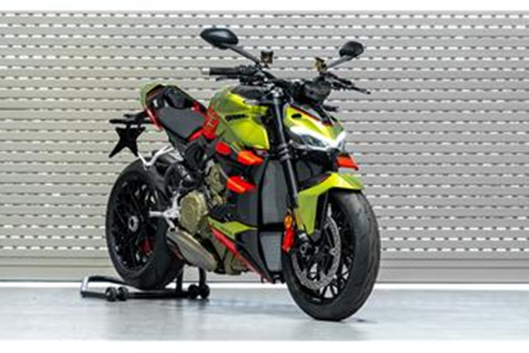 Chắc chắn 2 chiếc xe Ducati Streetfighter V4 Lamborghini mới lộ ảnh xuất hiện tại Việt Nam đã có chủ, nhưng chưa rõ ai sở hữu, chỉ biết rằng, 3 xe đều mang màu xanh lá cây, phối sọc đỏ và nhiều chi tiết bằng carbon, vật liệu khá đắt tiền.