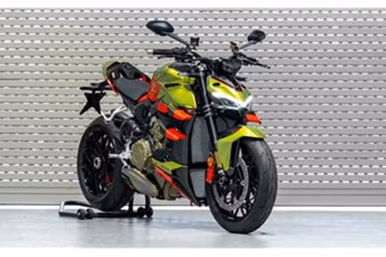 Chắc chắn 2 chiếc xe Ducati Streetfighter V4 Lamborghini mới lộ ảnh xuất hiện tại Việt Nam đã có chủ, nhưng chưa rõ ai sở hữu, chỉ biết rằng, 3 xe đều mang màu xanh lá cây, phối sọc đỏ và nhiều chi tiết bằng carbon, vật liệu khá đắt tiền.