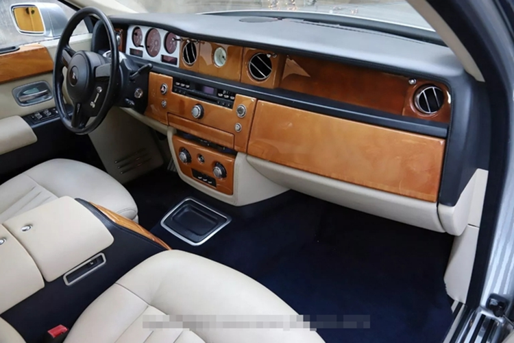 Theo lịch sử bảo dưỡng được công bố, Rolls-Royce Phantom này từng có hóa đơn sửa chữa với chi phí lên tới 78.913 USD (hơn 2 tỷ đồng), cao hơn gần 9.000 USD so với mức giá bán lại.