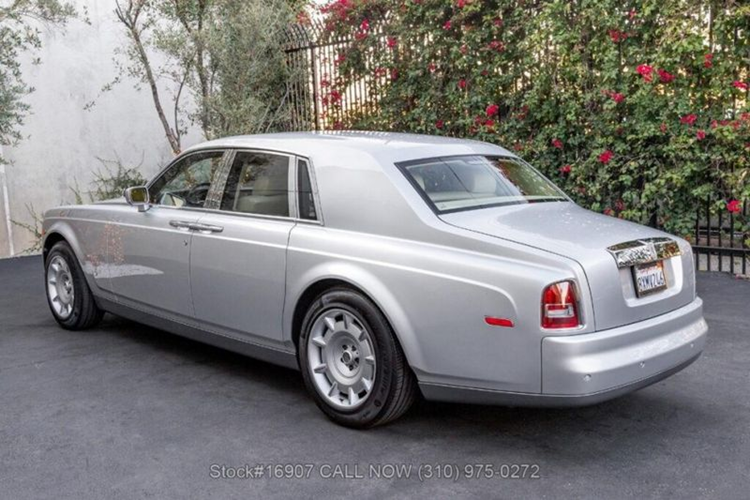 Chiếc Rolls-Royce Phantom này được trang bị bộ mâm hợp kim, cửa sau mở ngược, ghế trước chỉnh điện, khay pinic phía sau và logo Spirit of Ecstasy trên nắp ca-pô có cơ chế tự thụt xuống để chống trộm. Dưới nắp ca-pô là động cơ động cơ V12 6.8 lít cho công suất cực đại lên tới 453 mã lực.