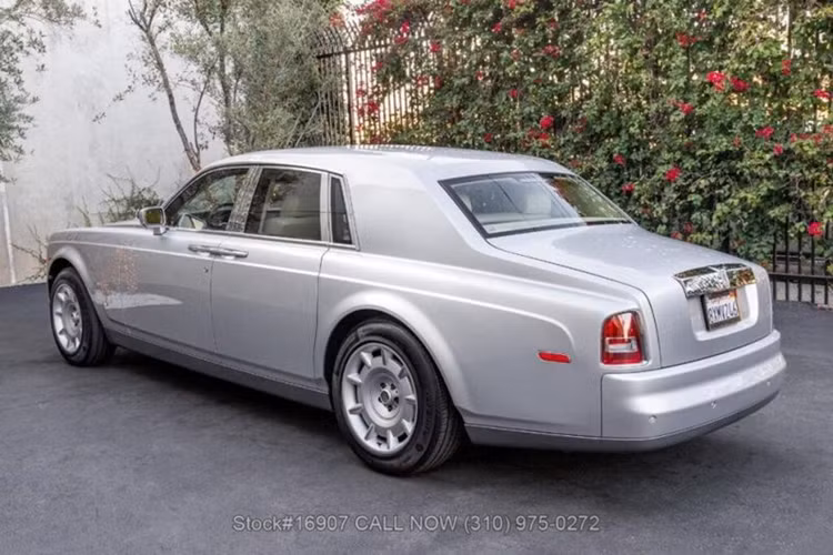 Chiếc Rolls-Royce Phantom này được trang bị bộ mâm hợp kim, cửa sau mở ngược, ghế trước chỉnh điện, khay pinic phía sau và logo Spirit of Ecstasy trên nắp ca-pô có cơ chế tự thụt xuống để chống trộm. Dưới nắp ca-pô là động cơ động cơ V12 6.8 lít cho công suất cực đại lên tới 453 mã lực.